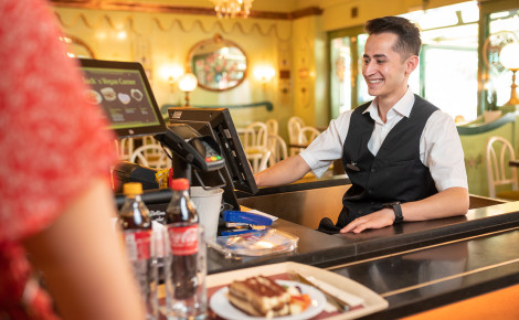 Ein Mitarbeiter an der Kasse eines Gastronomiebetriebs im Europa-Park.