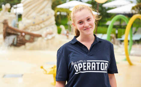 Eine Frau trägt ein T-Shirt mit der Aufschrift "Operator"