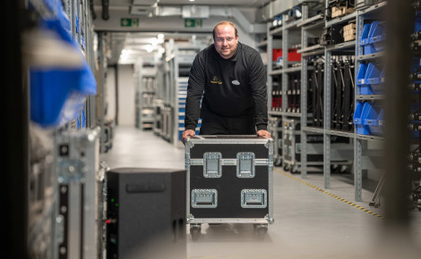 Mitarbeiter im Lager der Veranstaltungstechnik