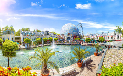 Der Themenbereich Frankreich des Europa-Park im Sommer. Im Vordergrund sind viele Pflanzen.