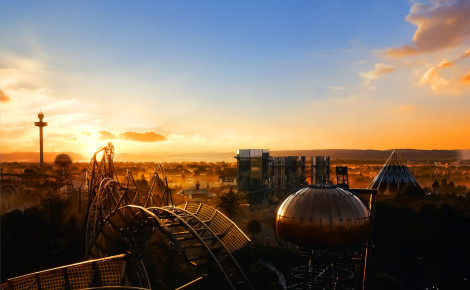 Ansicht des Europa-Park von oben bei Sonnenuntergang. Die Attraktionen Euro-Mir, Eurosat - CanCan Coaster und Euro-Tower sind im Hintergrund erkennbar. 