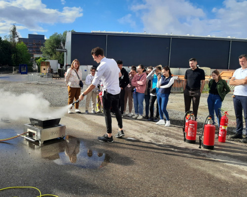 Mitarbeitende beim Sicherheitstraining zum Brandschutzhelfer
