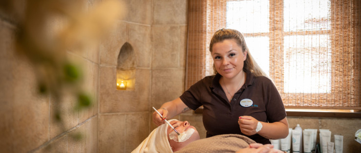 Mitarbeiterin in unserem Wellnessbereich