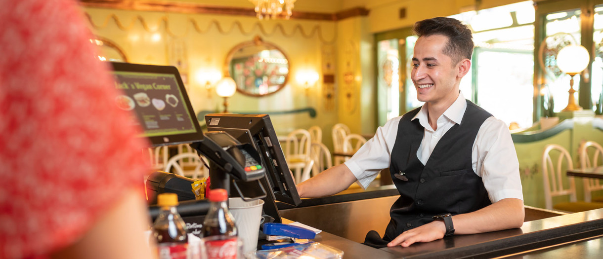 Ein Mitarbeiter an der Kasse eines Gastronomiebetriebs im Europa-Park.