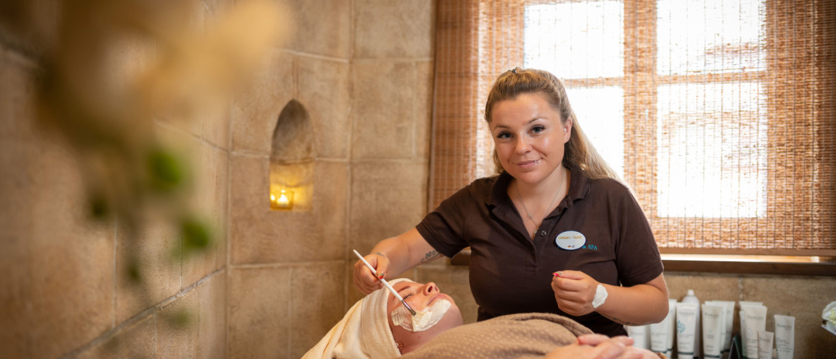 Mitarbeiterin in unserem Wellnessbereich