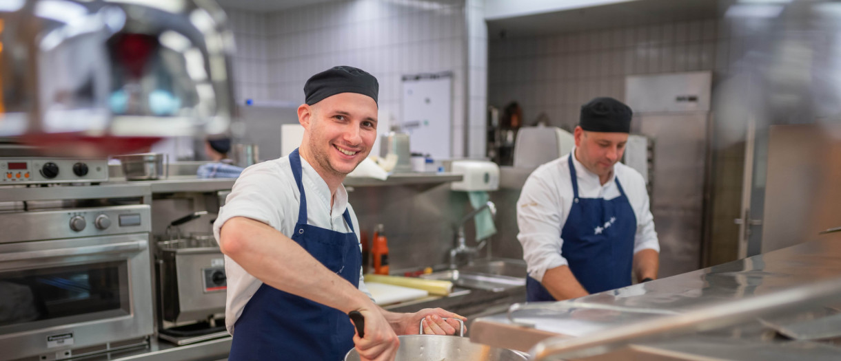 Als Koch (m|w|d) zauberst Du kulinarische Erlebnisse und verwöhnst die Gäste mit Deinen Gerichten. Ausbildung und Duales Studium im Europa-Park Erlebnis-Resort
