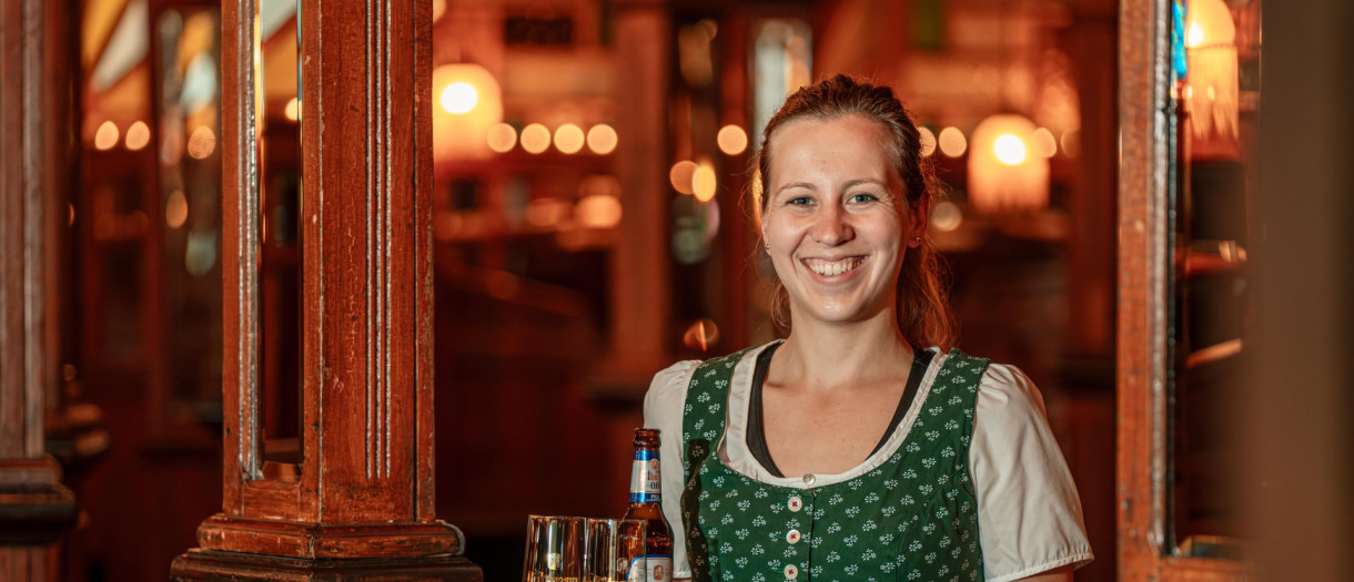Als Fachkraft für Restaurants- und Veranstaltungsgastronomie (m|w|d) sorgst Du für perfekten Service und unvergessliche gastronomische Erlebnisse. Als Fachkraft für Restaurants- und Veranstaltungsgastronomie (m|w|d) sorgst Du für perfekten Service und unvergessliche gastronomische Erlebnisse.