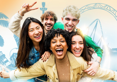 Fünf junge Erwachsene verschiedener Nationen vor der Silhouette des Europa-Park Erlebnis-Resorts.